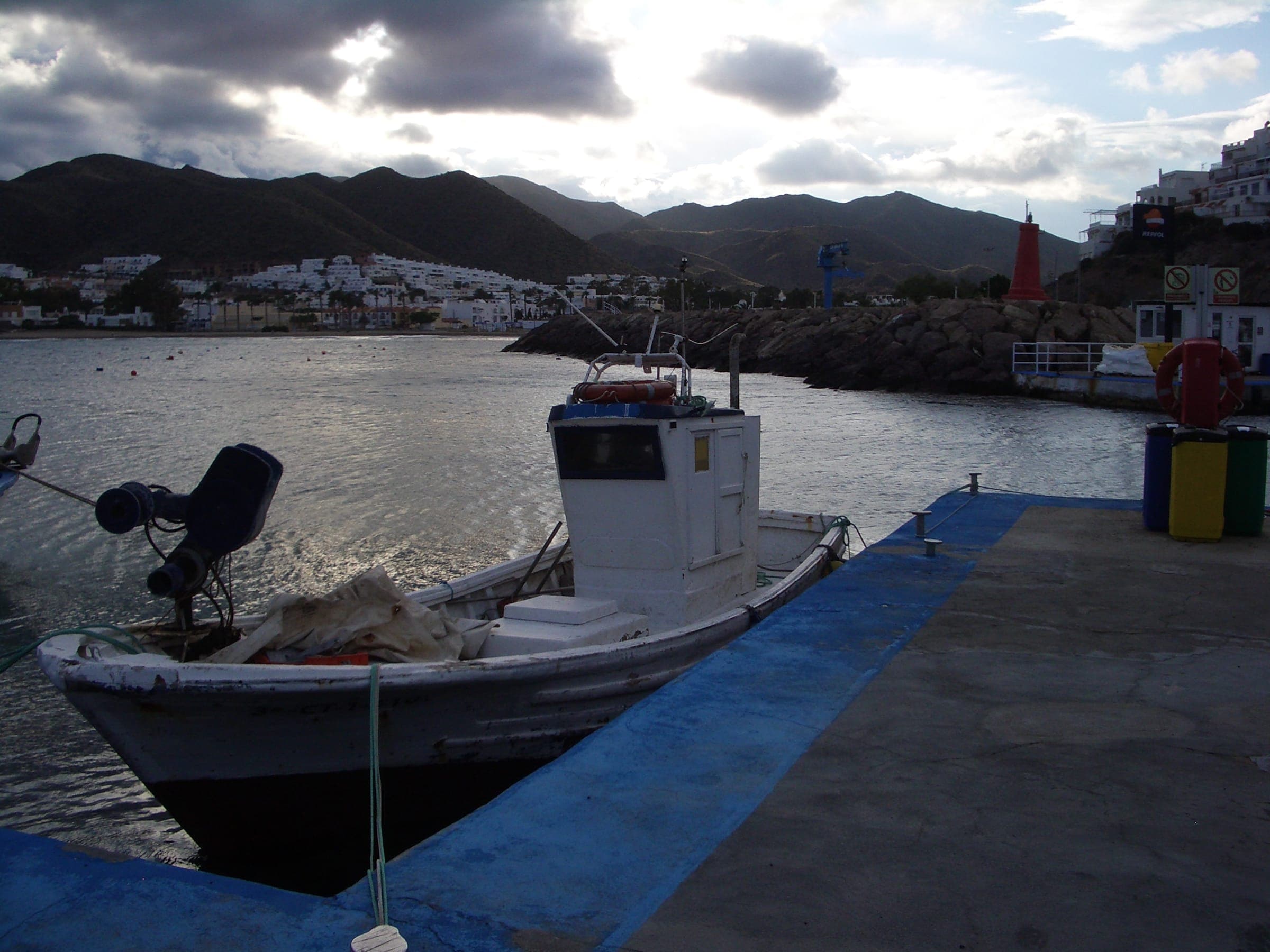 Barco de pesca en el muelle