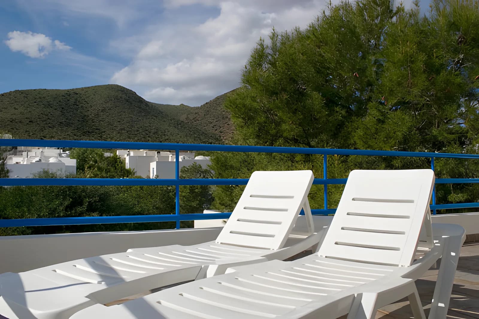 Terraza con tumbonas y vistas a la sierra