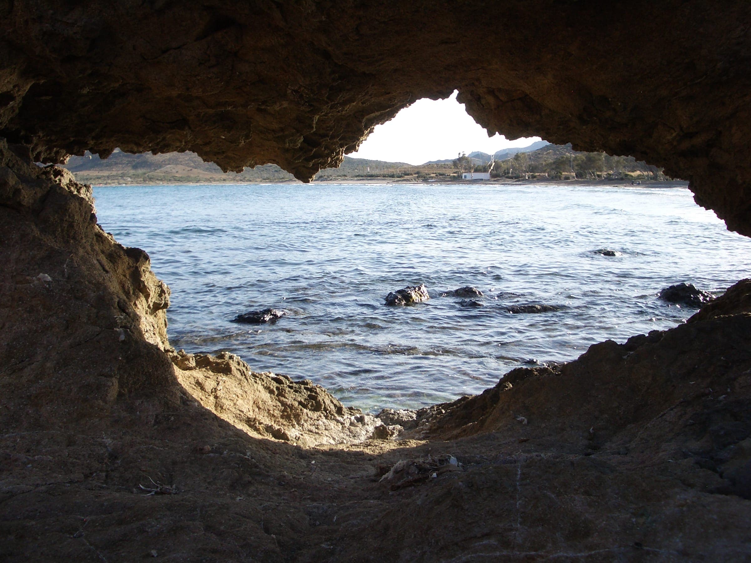 Vista del mar desde cueva rocosa