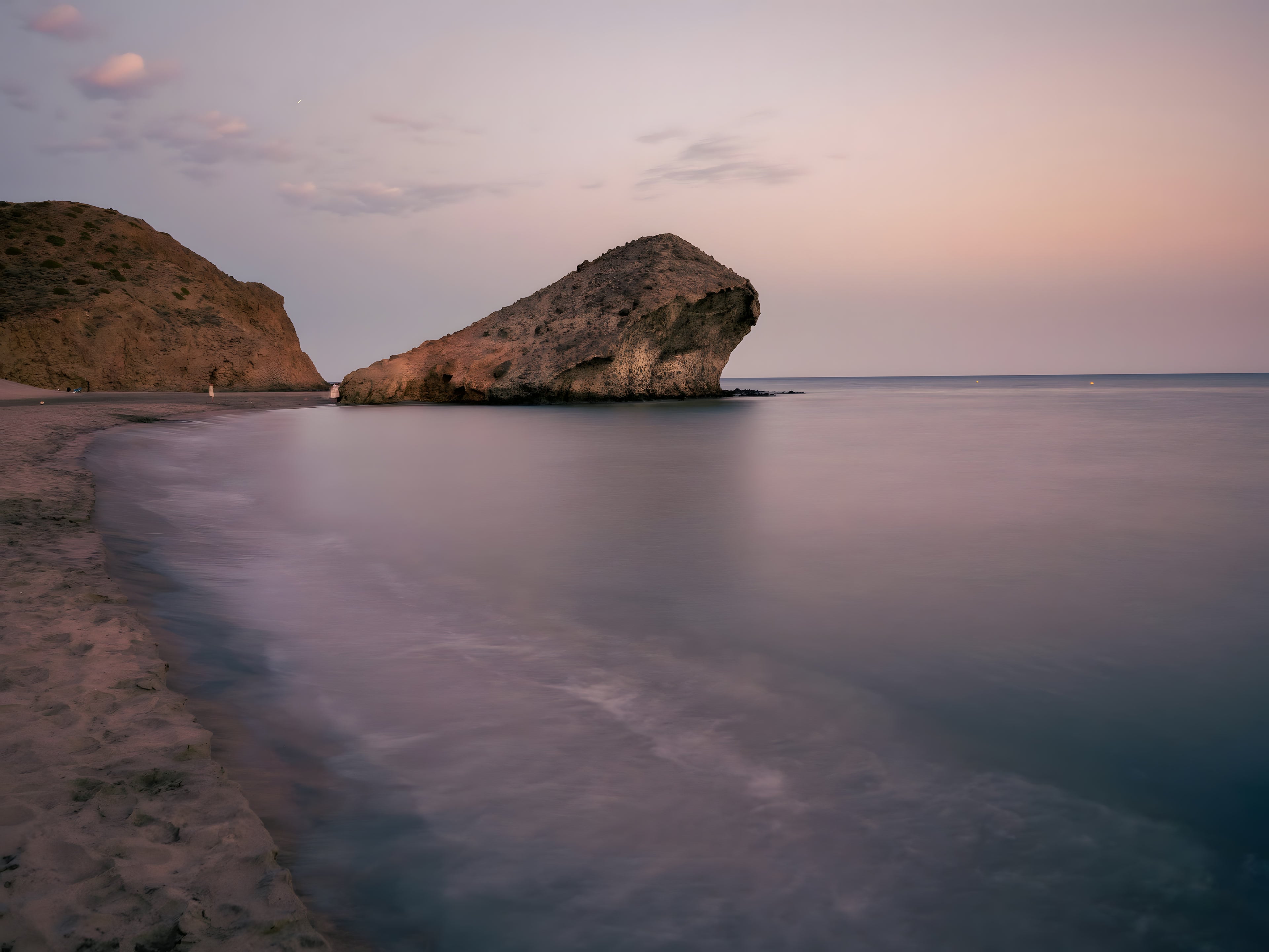 Playa de Mónsul al atardecer, en el Parque Natural de Cabo de Gata