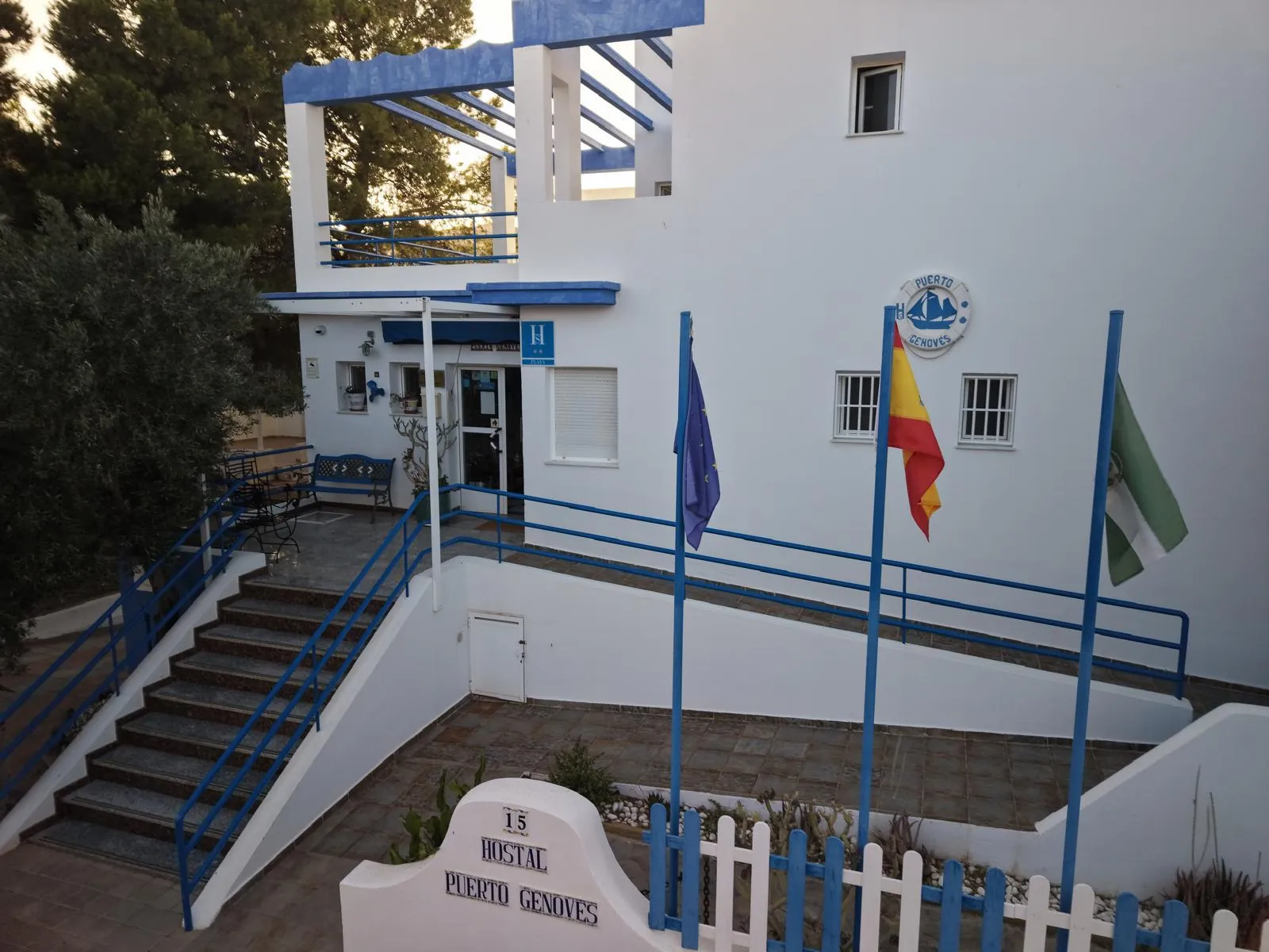 Fachada blanca con acentos azules