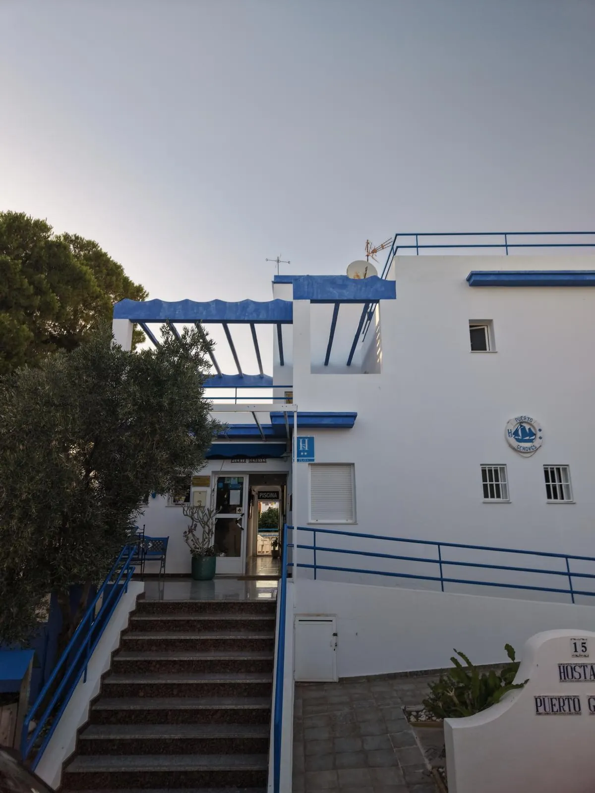 Fachada del Hostal Puerto Genovés