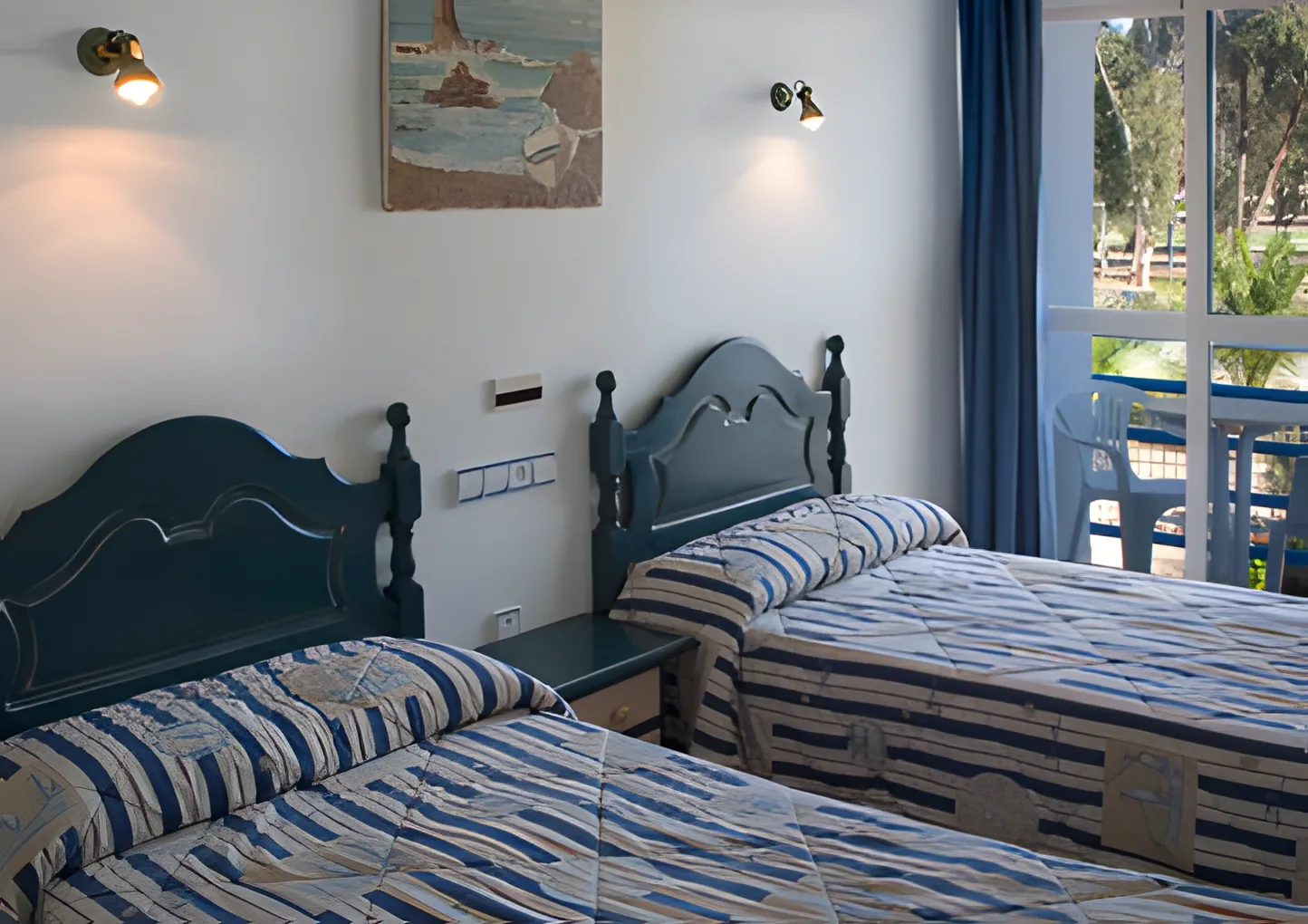 Habitación con dos camas y salida a la terraza