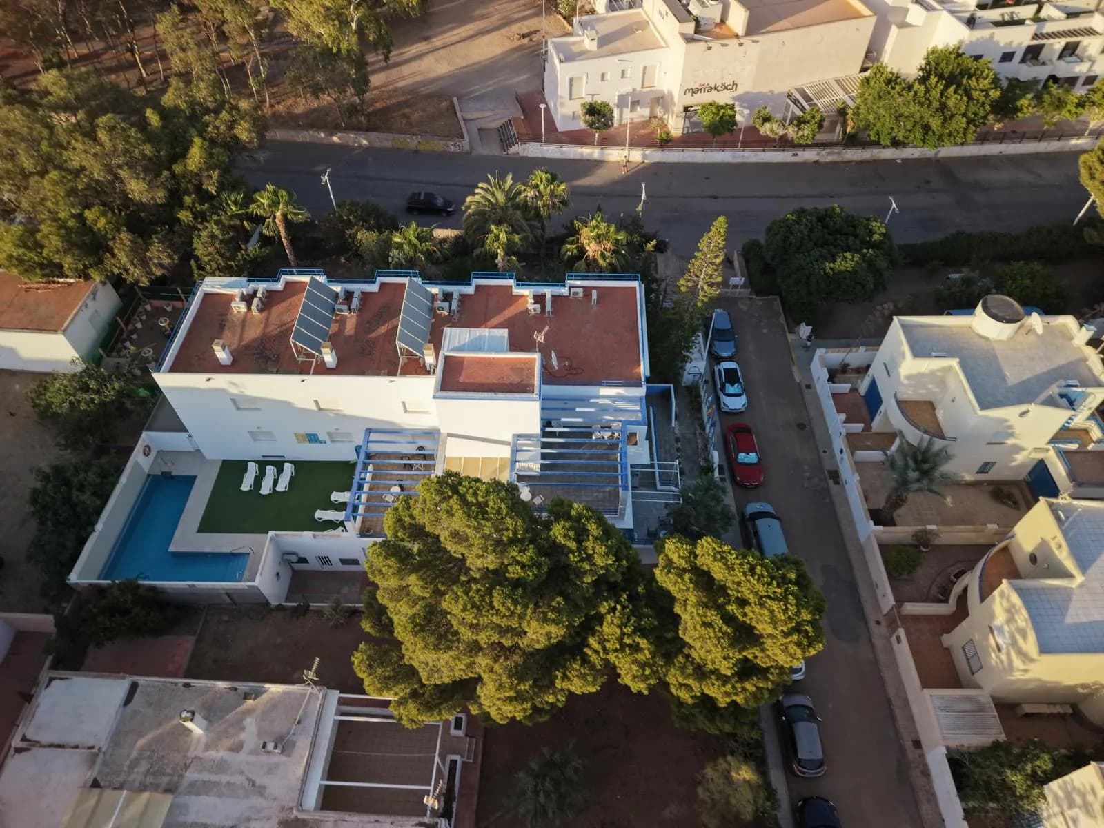 Vista aérea del hostal con la piscina y el solárium