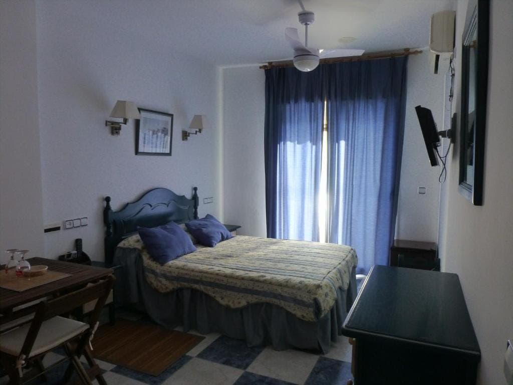 Habitación acogedora con cortinas azules