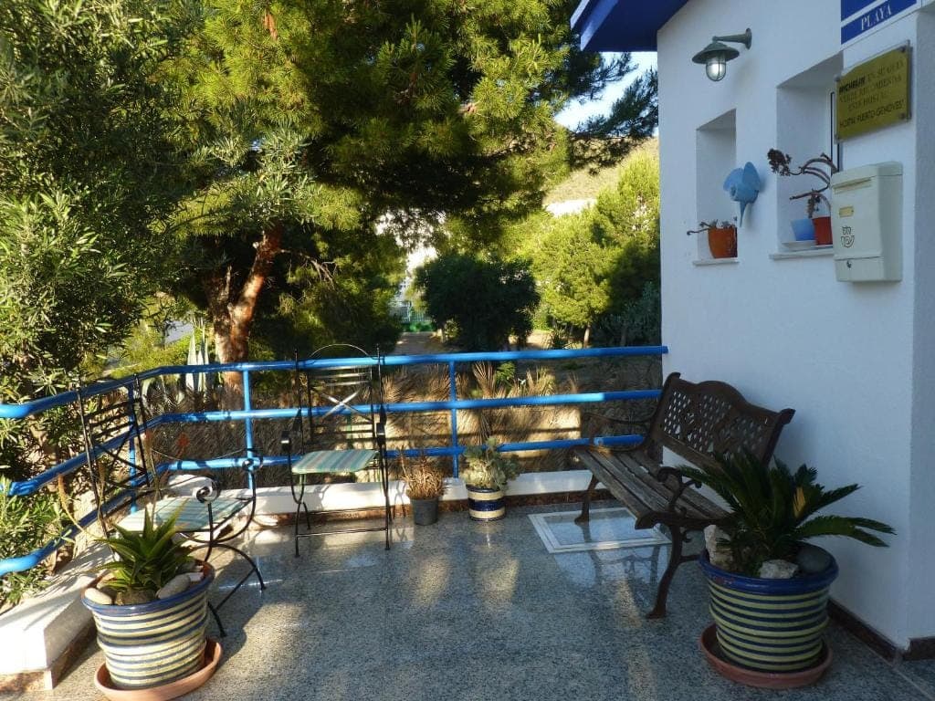 Terraza con barandillas azules y plantas